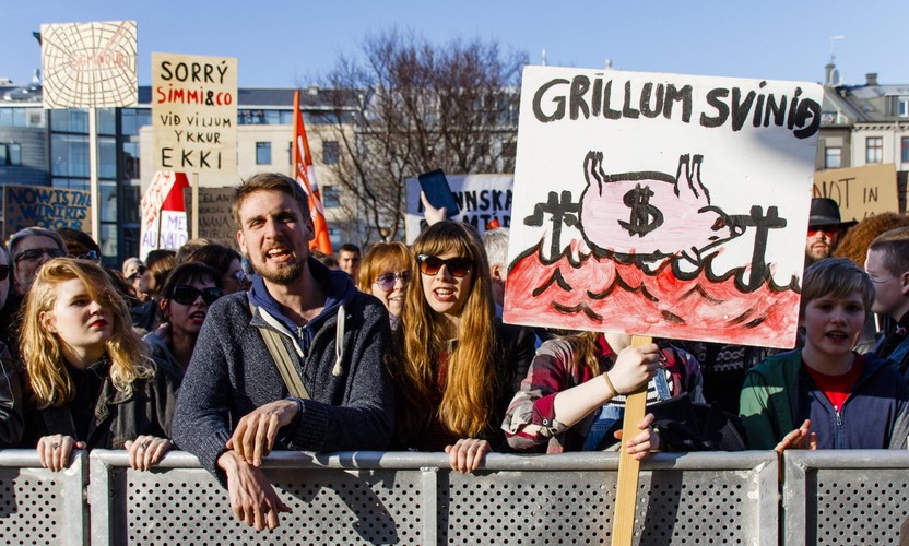 TŁUM DOMAGAŁ SIĘ DYMISJI PREMIERA. Tysiące osób na ulicach Reykjavíku