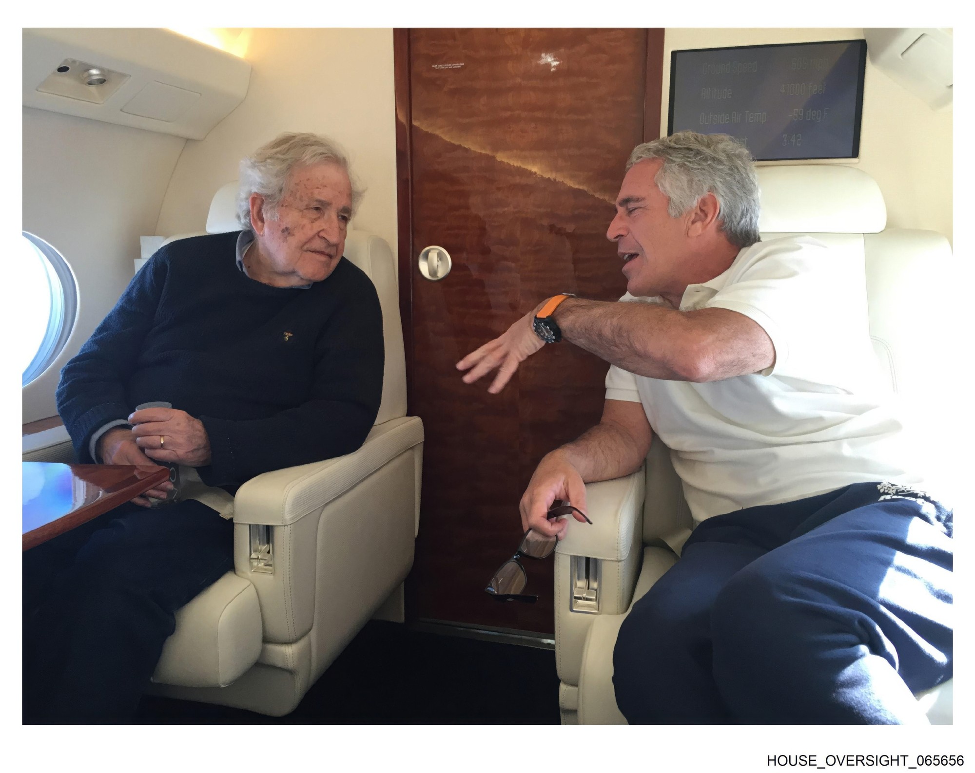Jeffrey Epstein a Noam Chomsky na fotografii zverejnenej americkým ministerstvom spravodlivosti.