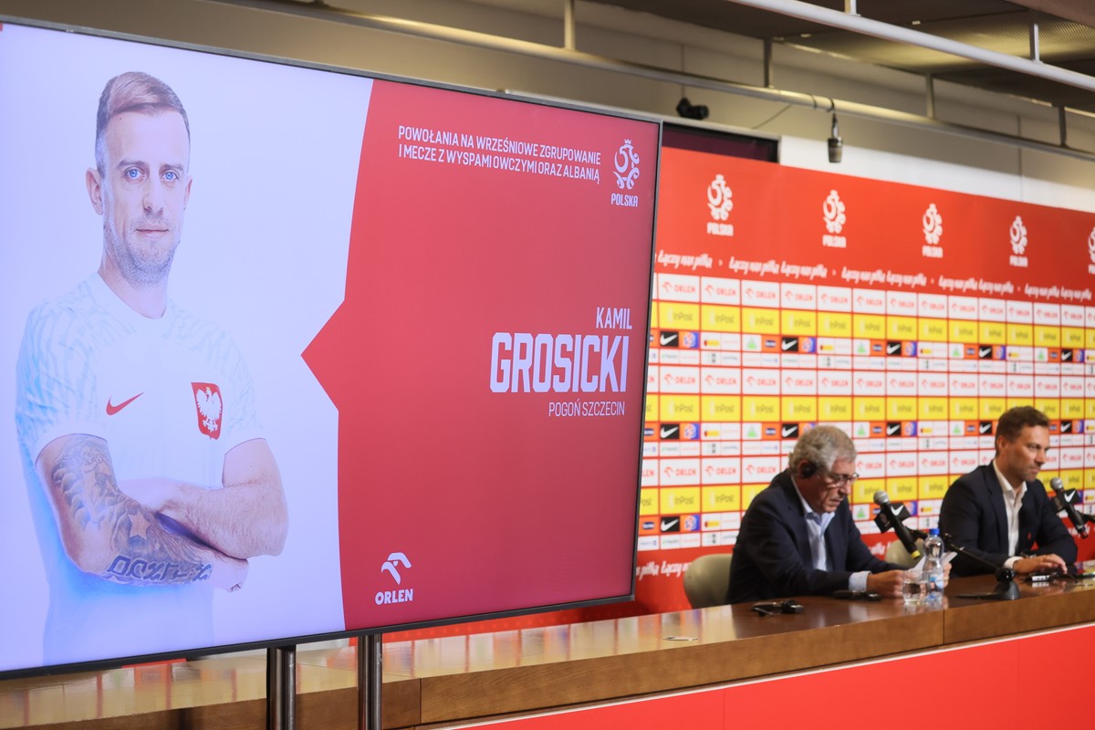 Selekcjoner piłkarskiej reprezentacji Polski Fernando Santos (L) i rzecznik prasowy PZPN i team menedżer reprezentacji Jakub Kwiatkowski (P) podczas konferencji prasowej w Warszawie. Portugalski szkoleniowiec ogłosił kadrę na wrześniowe mecze eliminacji EURO 2024. Biało-czerwoni zmierzą się z Wyspami Owczymi i Albanią