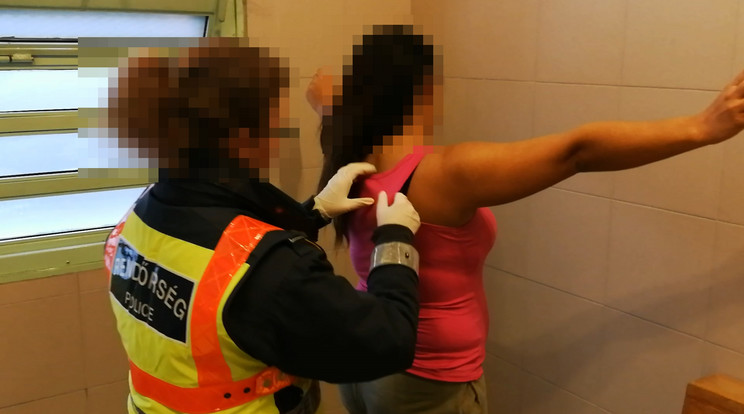 A békési maffiafőnököt alaposan megmotozták a rendőrök őrizetbe vételkor. Fotó:  Police.hu