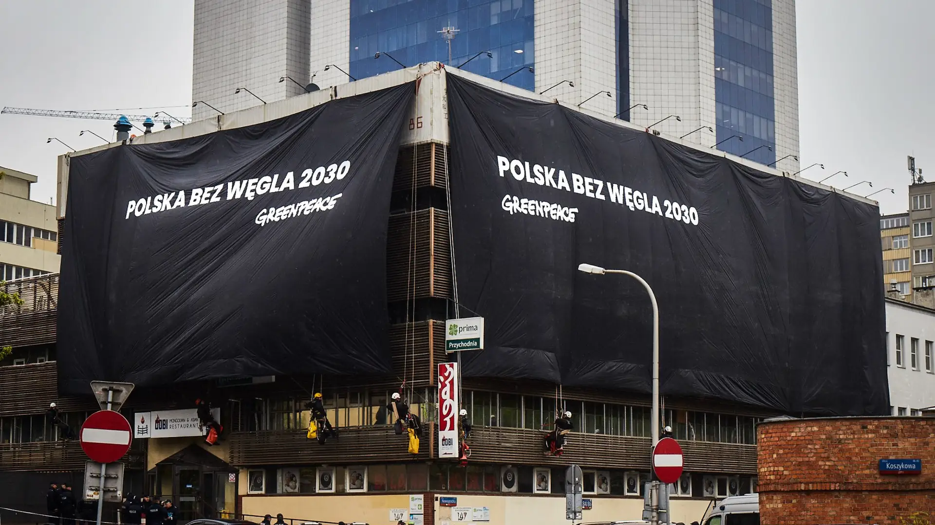 "Polska bez węgla 2030" - Greenpeace zasłonił siedziby PiS i PO czarnymi banerami