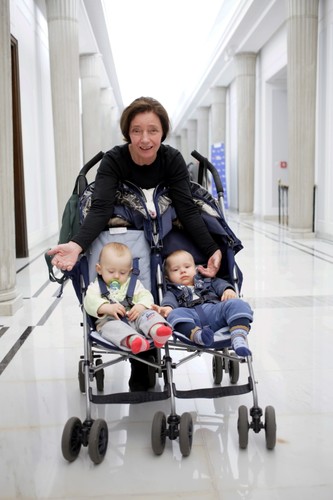 60-letnia matka bliźniąt, aktorka Barbara Sienkiewicz z dziećmi w Sejmie