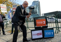 Protest przeciw debacie. Korwin-Mikke rozbijał telewizory. ZDJĘCIA