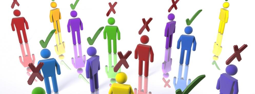 <b>2. Korzyści z głosowania w wyborach</b><br><BR>Subiektywne korzyści płynące z głosowania w wyborach samorządowych mogą być postrzegane jako wyższe, ponieważ, jak ocenia socjolog SWPS, wyborcy uważają, że mogą sobie pozwolić na „głosowanie sercem”, popierając preferowanych kandydatów bez patrzenia na ich szanse na wygraną. Wybory samorządowe traktowane są przez obywateli, a także przez partie i media jako wybory „drugiego porządku” – mniej ważne niż wybory parlamentarne czy prezydenckie, bowiem gra toczy się w nich o niższą stawkę. Dlatego w wyborach samorządowych obywatele chętniej popierają partie inne niż te z głównego nurtu, traktując niejednokrotnie to głosowanie jako możliwość wystawienia „żółtej kartki” partii rządzącej. [SWPS]