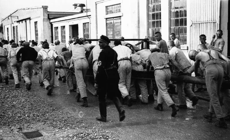 Niektóre z niemieckich przedsiębiorstw korzystających z niewolniczej pracy „podludzi” miały zakłady lub filie na terenie obozów koncentracyjnych (na zdj. robotnicy przymusowi z Dachau)