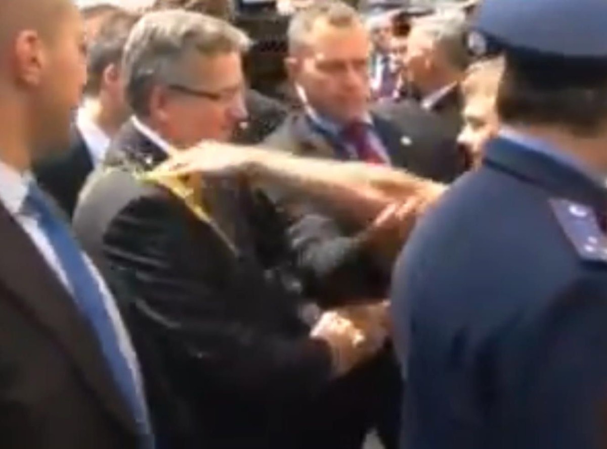 Prezydent Komorowski uderzony jajkiem