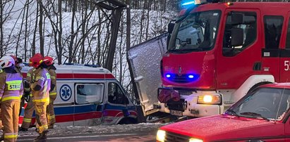 Zderzenie karetki z samochodem dostawczym w Pomorskiem. Są poszkodowani [ZDJĘCIA]