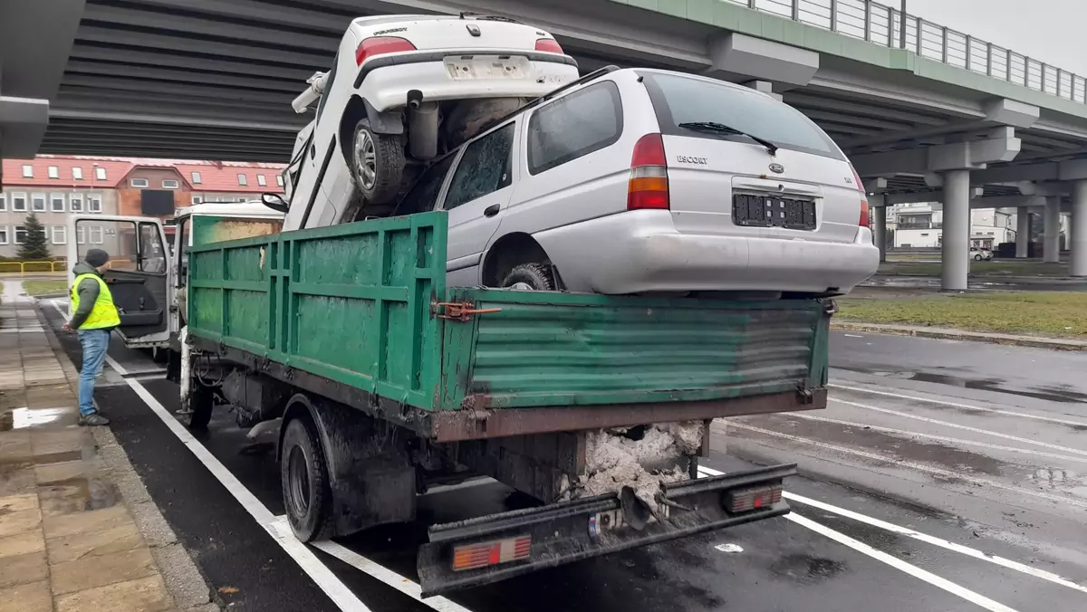 ITD: Samochody wiezione w formie piramidy miały trafić na złom