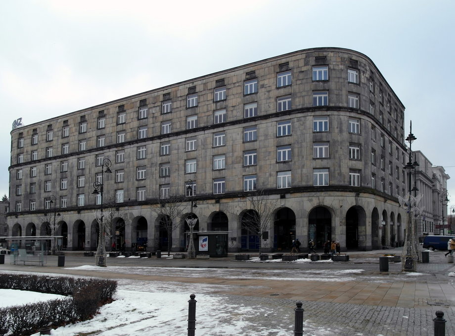 Jednym z najbardziej charakterystycznych dla stylu modernistycznego w architekturze budynków jest tzw. "dom bez kantów". To ogromny gmach znajdujący się u zbiegu ul. Krakowskie Przedmieście oraz Królewskiej w Warszawie. Jego budowa trwała od 1932 do 1935 r.
