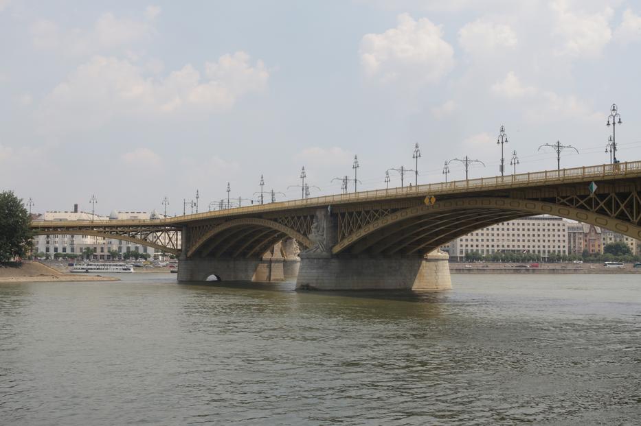 Egy gyanús csomag miatt lezárták a Margit hidat /Fotó: Grnák László