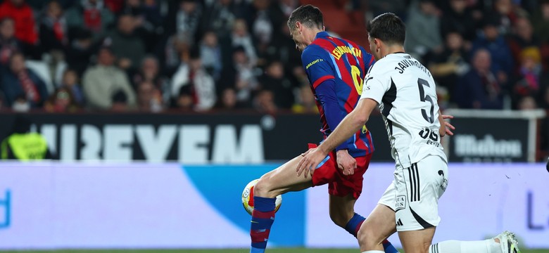 Lewandowski o tym meczu będzie chciał zapomnieć. Częściej leżał na murawie niż strzelał na bramkę