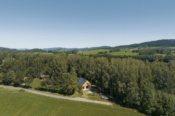 Dom z widokiem na jezioro Lipno. Jest niemal cały z drewna!