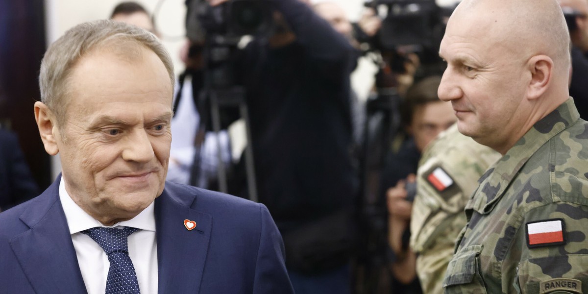 Premier Donald Tusk i gen. Maciej Klisz przed posiedzeniem rządu.