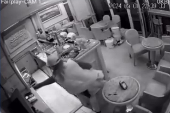 NEZAPAMĆENI BEZOBRAZLUK Beograđanka ušetala u kafić i nonšalantno ukrala torbu sa šanka, jedan detalj sa snimka sve je ZAČUDIO (VIDEO)