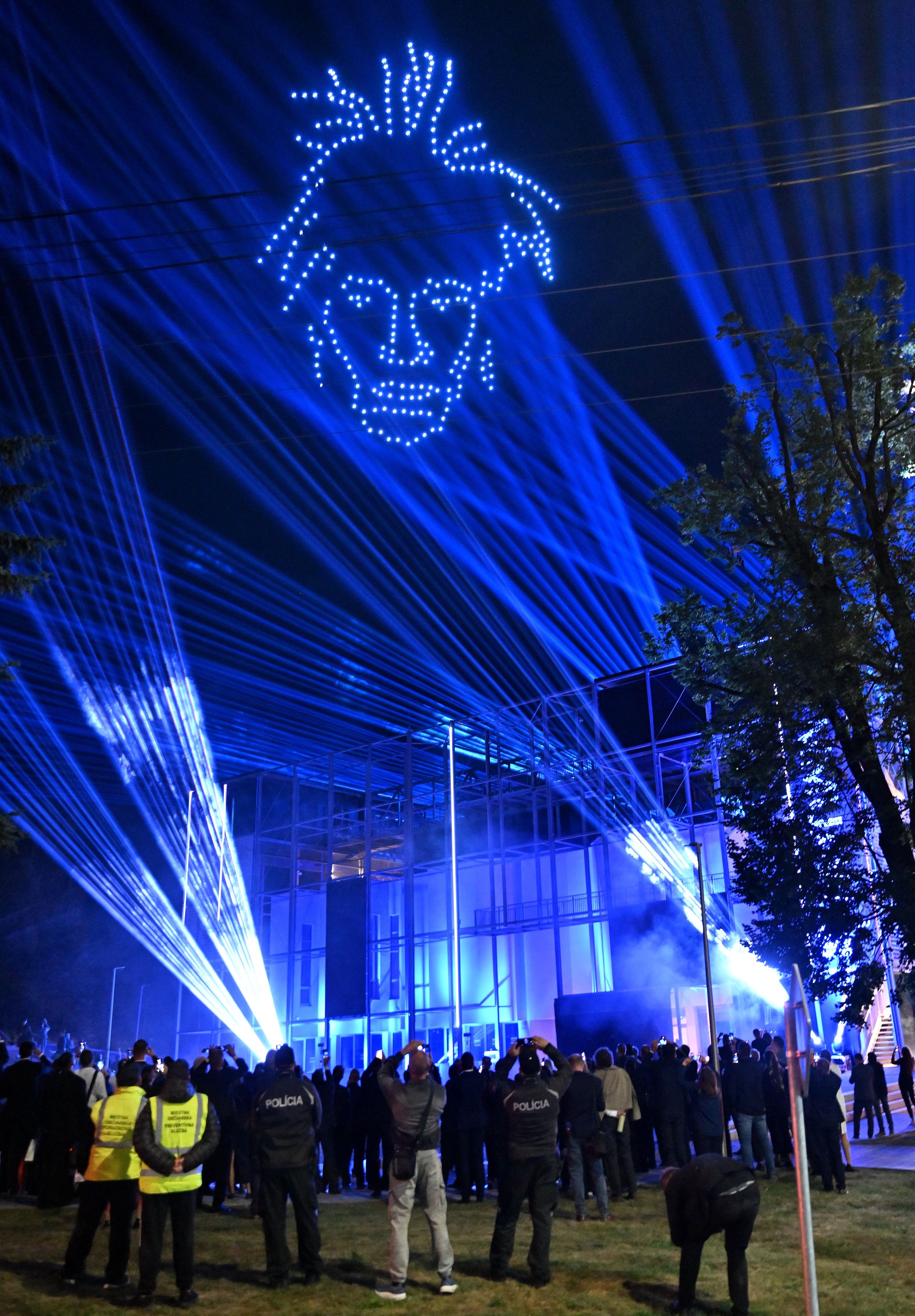 Laserová a dronová show na budove Múzea moderného umenia Andyho Warhola počas slávnostného otvorenia. 