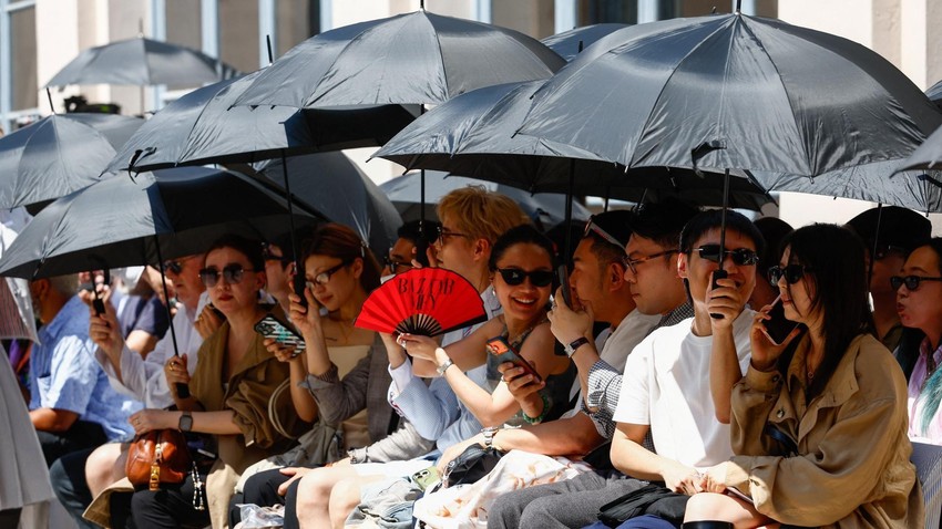 Kišobrani su bili na nedelji mode u Milanu u ponedeljak, a temperature su dostigle 37 stepeni Celzijusa. | Foto: Reuters