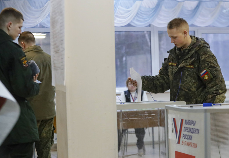 Rosyjscy żołnierze w lokalu wyborczym w Petersburgu