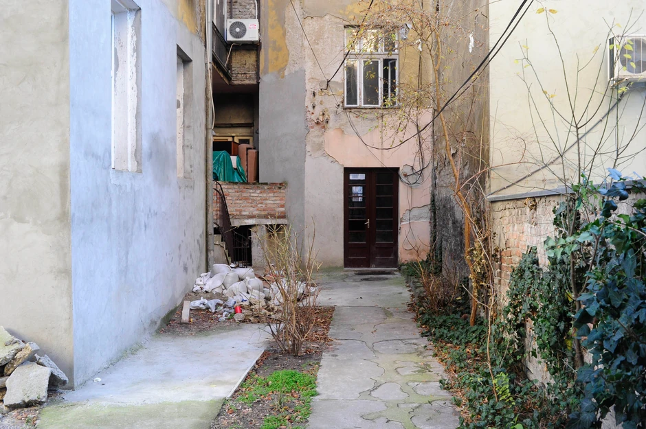 Lavu Tomiću(11) je staklo od ulaznih vrata zgrade na Vračaru preseklo arteriju na ruci, zbog čega je obilno krvario i gotovo gubio svest. 