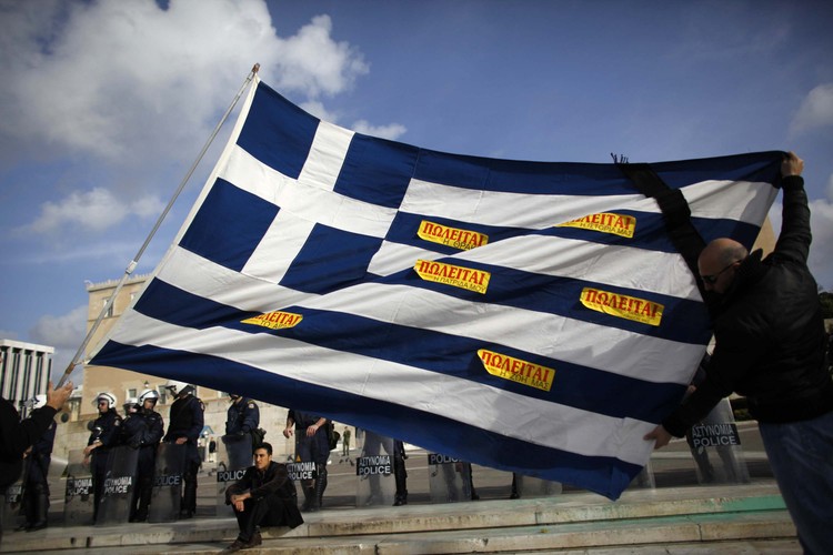 Trudnej budżetowej sytuacji Grecji nie poprawiają wysokie wydatki na cele społeczne. Grecja jest jednym z tych rajów OECD, które wydają najwięcej na renty i emerytury (rząd w Atenach przeznacza na ten cel 14,5 proc. PKB). Z kolei na usługi socjalne kraj wydaje 7,9 proc. produktu krajowego brutto, z czego 6,6 proc. przeznaczonych jest na służbę zdrowia. Na fot. protestujący Grecy z flagą swojego kraju obklejoną kartkami z napisem 'na sprzedaż'.