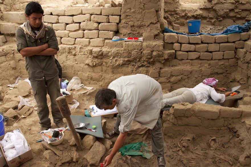 Archeolodzy (od lewej: Roberto, Wiesiek i Patrycja) podczas eksploracji królewskiego grobowca Wari w Castille de Huarmey