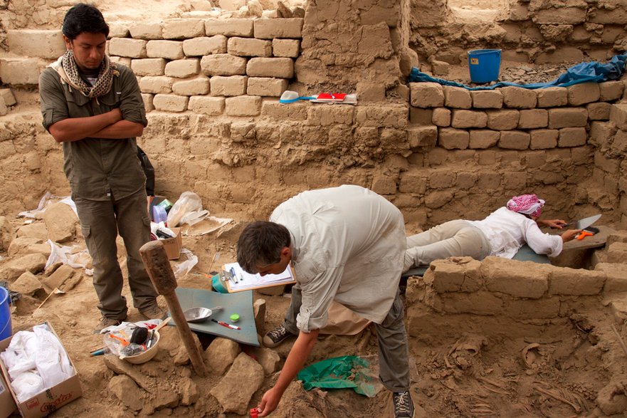 Archeolodzy (od lewej: Roberto, Wiesiek i Patrycja) podczas eksploracji królewskiego grobowca Wari w Castillo de Huarmey