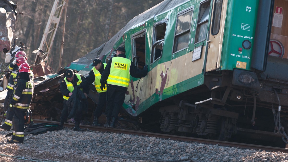 Skład Intercity TLK "Jan Brzechwa" z Przemyśla do Warszawy, który rozbił się w sobotę pod Szczekocinami, kilkanaście godzin wcześniej rozjechał na torach 47-letniego mężczyznę. To było samobójstwo - informuje "Super Express".