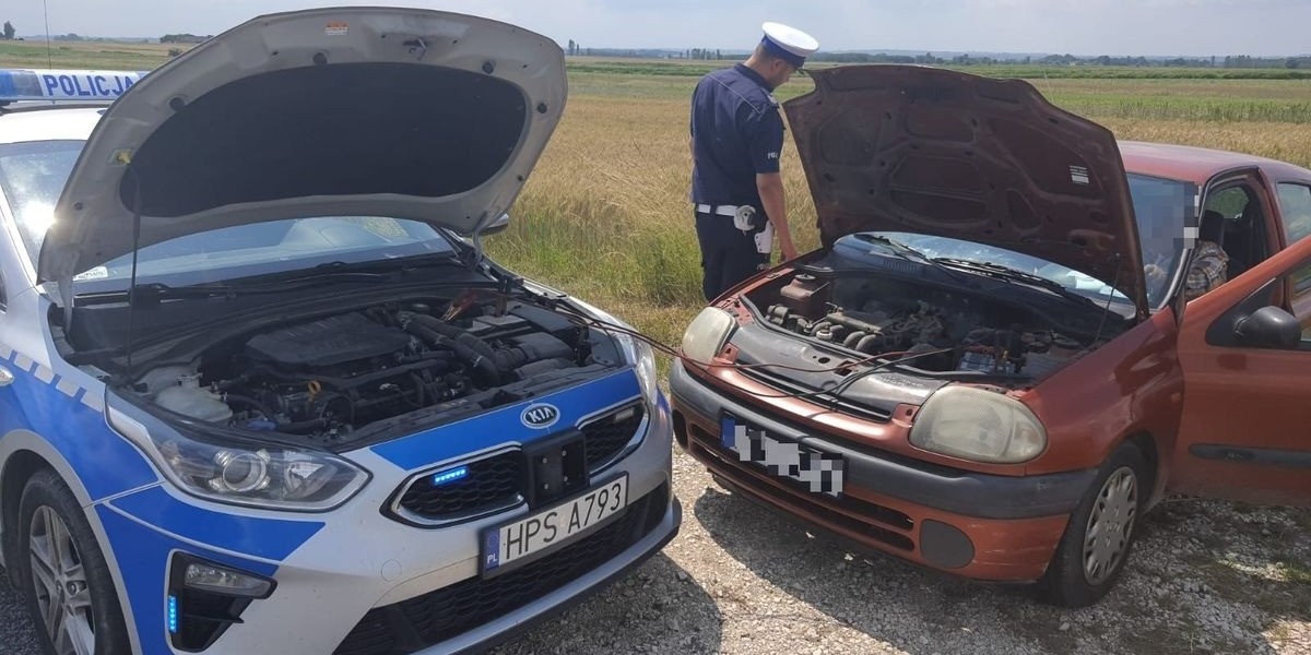 Policjanci ratują seniora na pustkowiu.