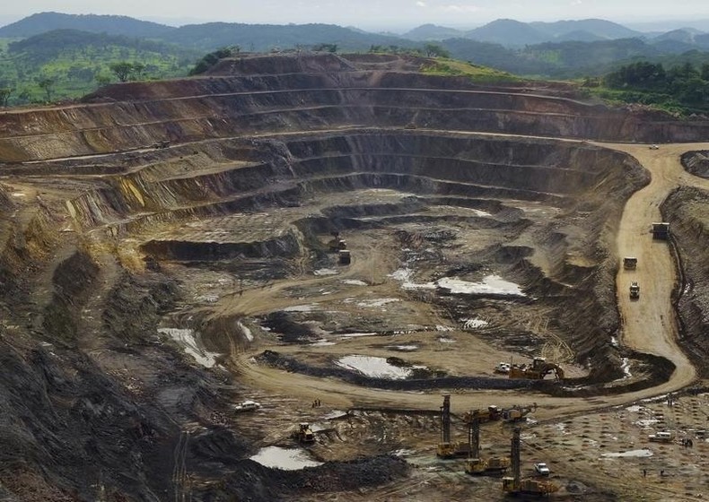 Excavators and drillers at work in an open pit at Tenke Fungurume, a copper and cobalt mine 110 km (68 miles) northwest of Lubumbashi in Congo's copper-producing south, owned by miner Freeport McMoRan, Lundin Mining and state mining company Gecamines, in a file photo. REUTERS/Jonny Hogg