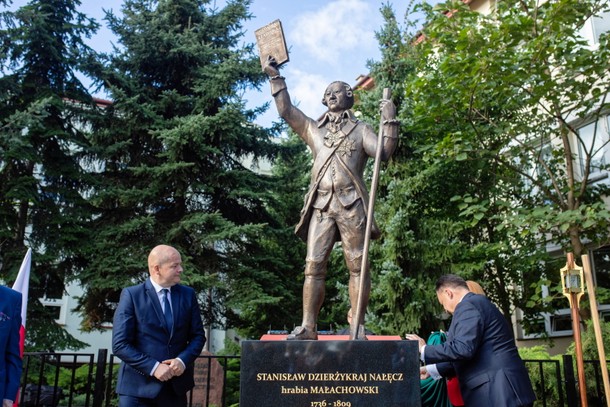 Marszałek Adam Struzik (z prawej) podczas uroczystego odsłonięcia  pomnika marszałka Stanisława Małachowskiego przy Liceum Ogólnokształcącym jego imienia w Płocku