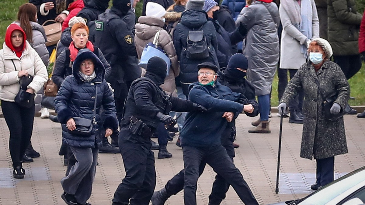 W Mińsku i innych miastach Białorusi dochodzi do brutalnych zatrzymań