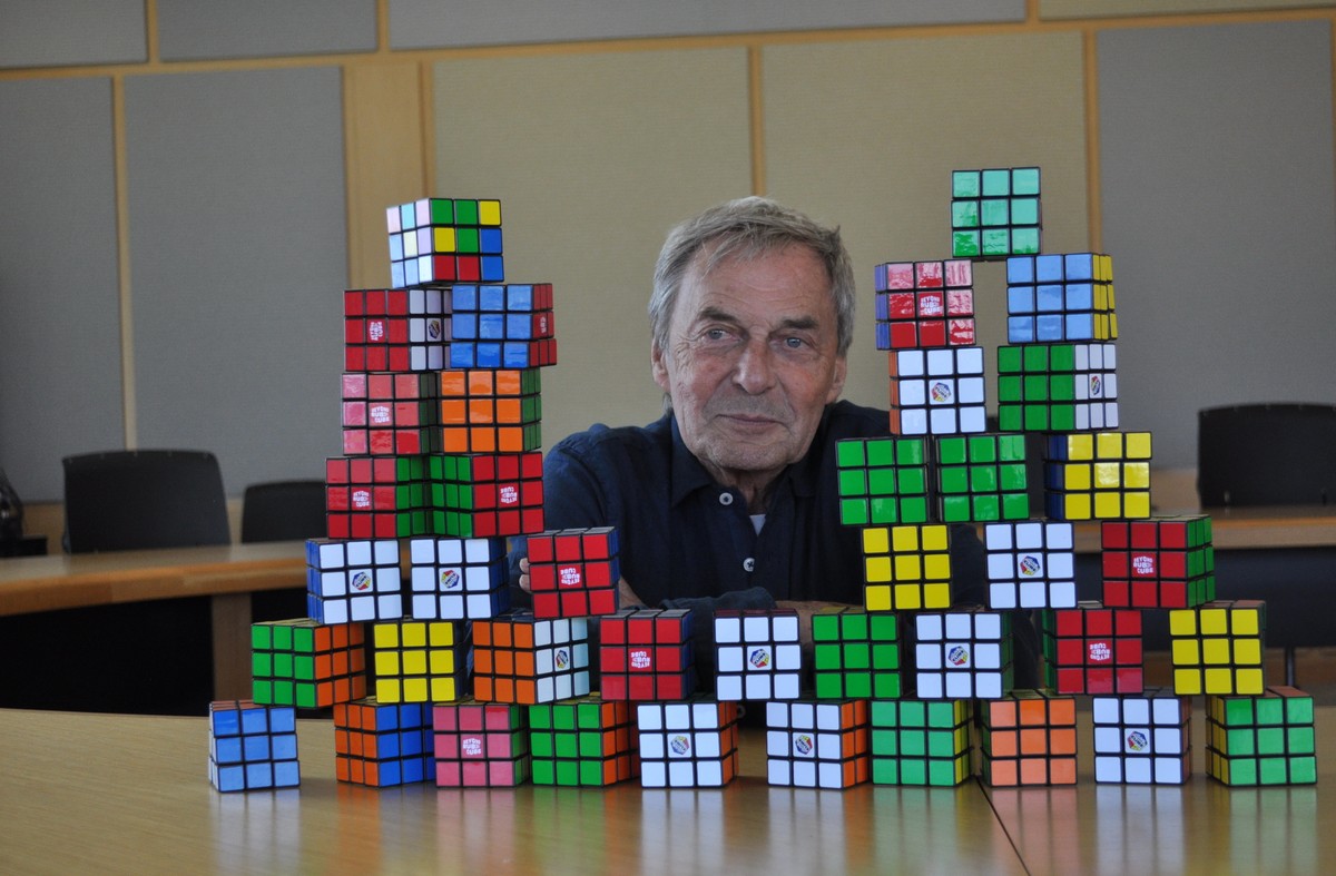 Még mindig több millió példányt adnak el az egyik leghíresebb magyar találmányból, az 50 éves Rubik-kockából – fotók