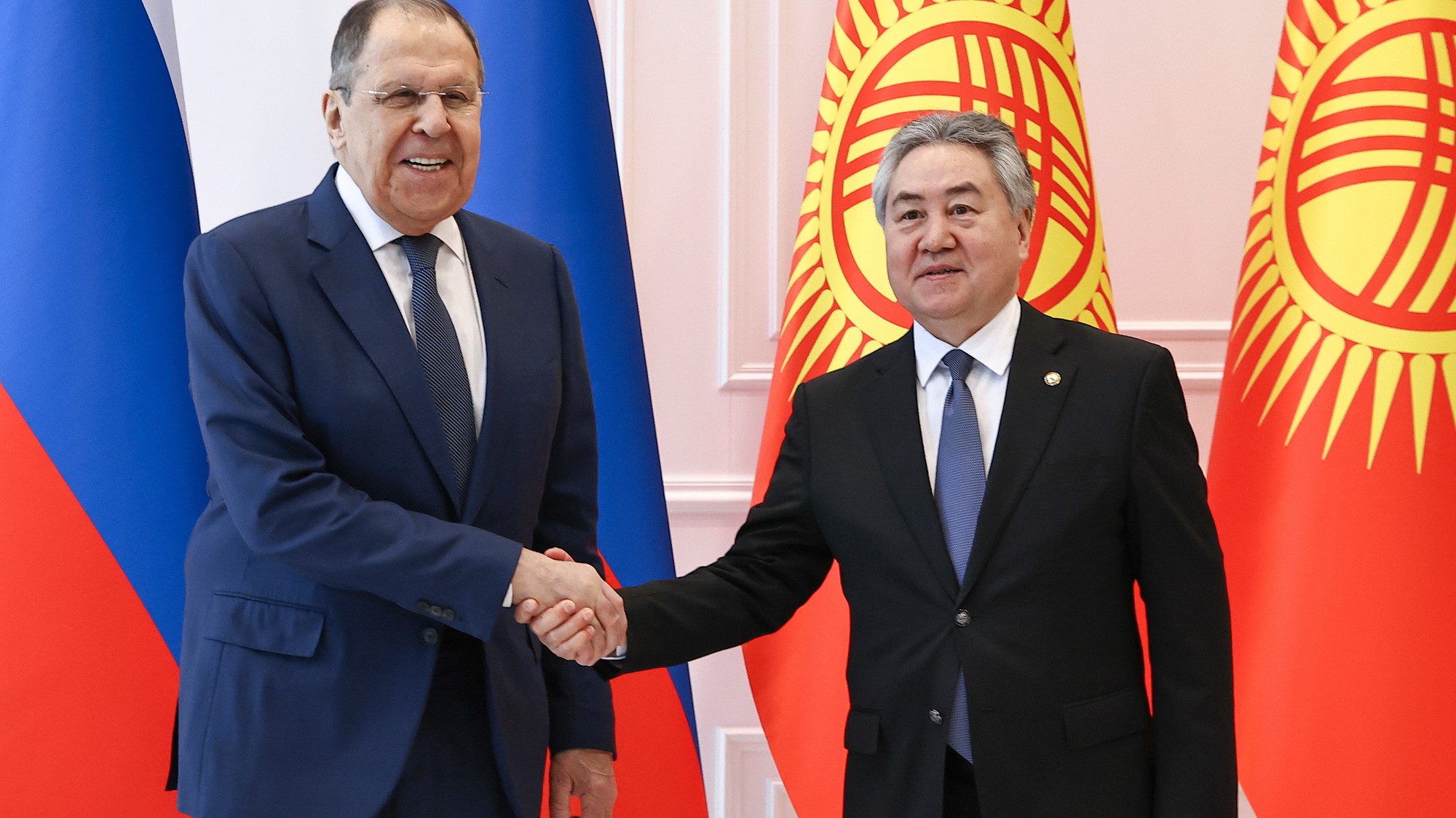 Ruský minister zahraničných vecí Sergej Lavrov s kirgizským prezidentom Sadyrom Žaparovom.