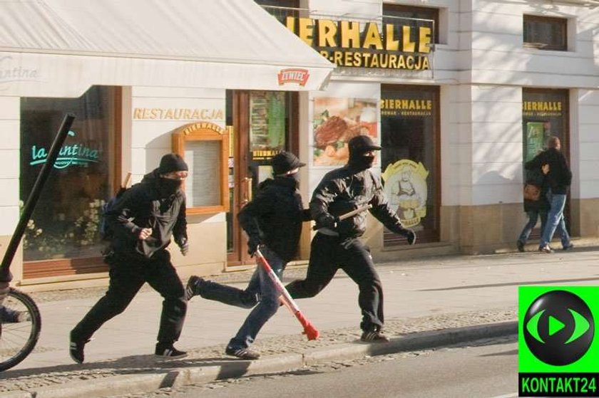 Niemieccy zadymiarze skarżą polską policję! Za...