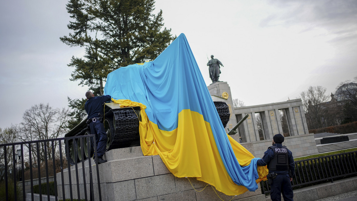 Niemcy: Sowieckie czołgi nakryte flagą Ukrainy. Władze Berlina odpowiadają Rosji