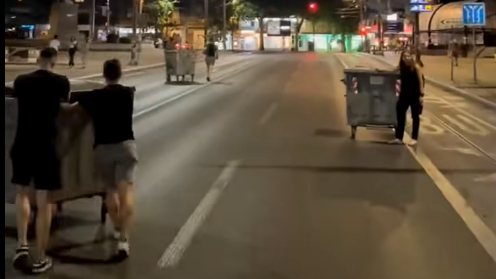 Študenti vytiahli do ulíc Belehradu kontajnery, ktorými sa pokúsili zablokovať cesty