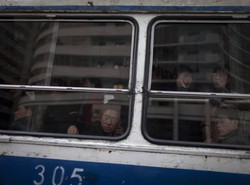 Szare blokowiska, szare ulice. Jak w PRL. ZDJĘCIA z Korei Północnej