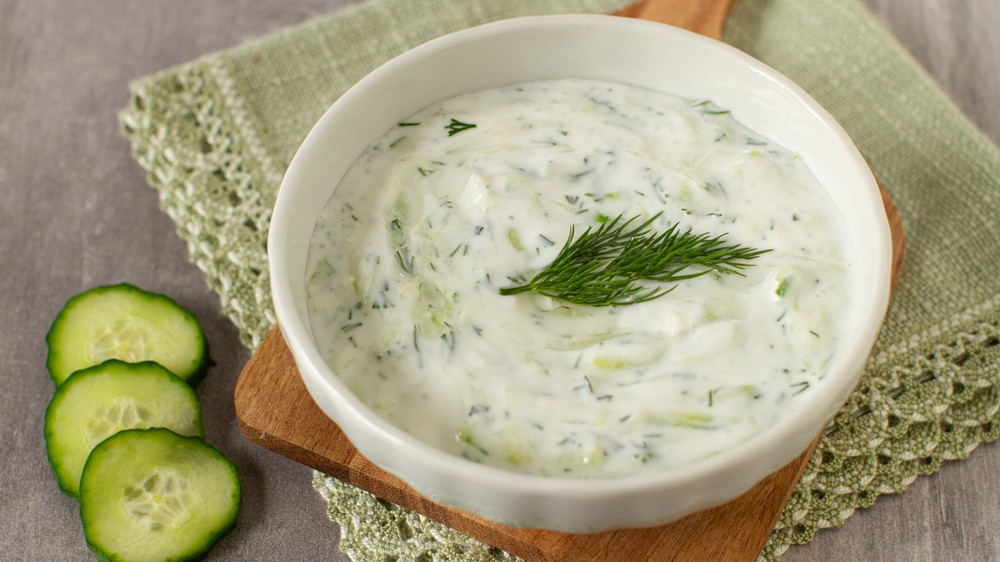 Domáce grécke tzatziki pripravené z gréckeho jogurtu, čerstvej uhorky, cesnaku a olivového oleja.