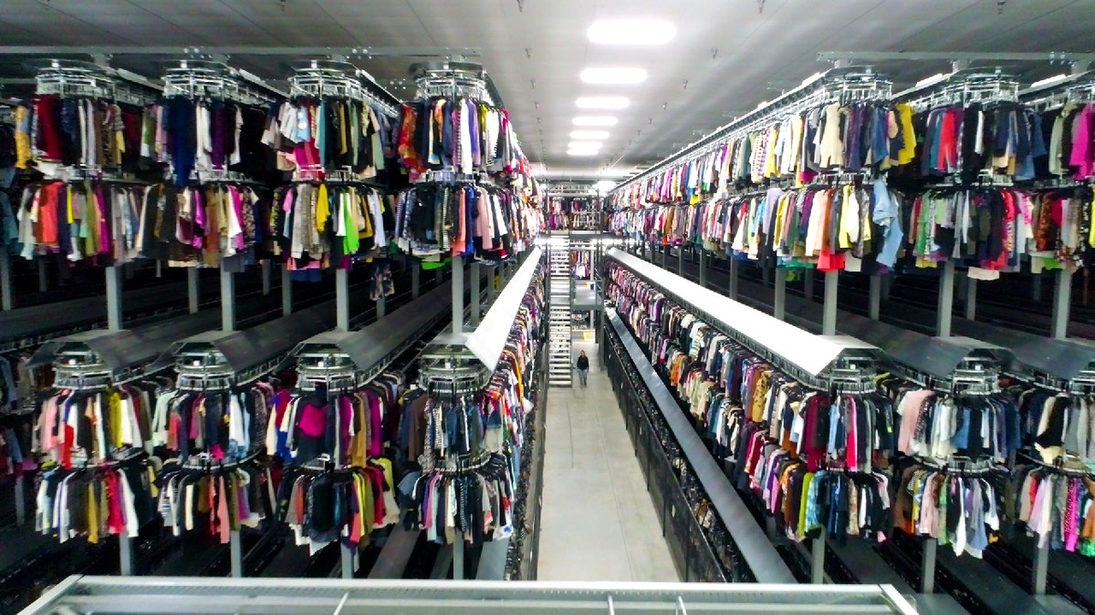 Co sekundę świat wyrzuca ciężarówkę ubrań. "Można się tu poczuć jak w Matriksie"