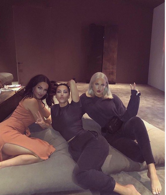 Kim Kardašijan sa prijateljicama