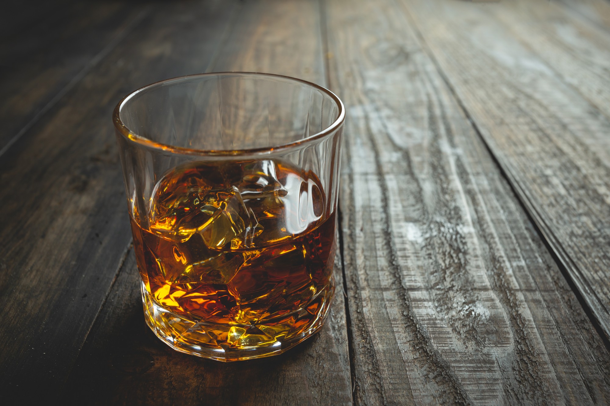 Kombinácia paracetamolu a alkoholu výrazne zvyšuje zaťaženie pečene a môže urýchliť jej poškodenie.