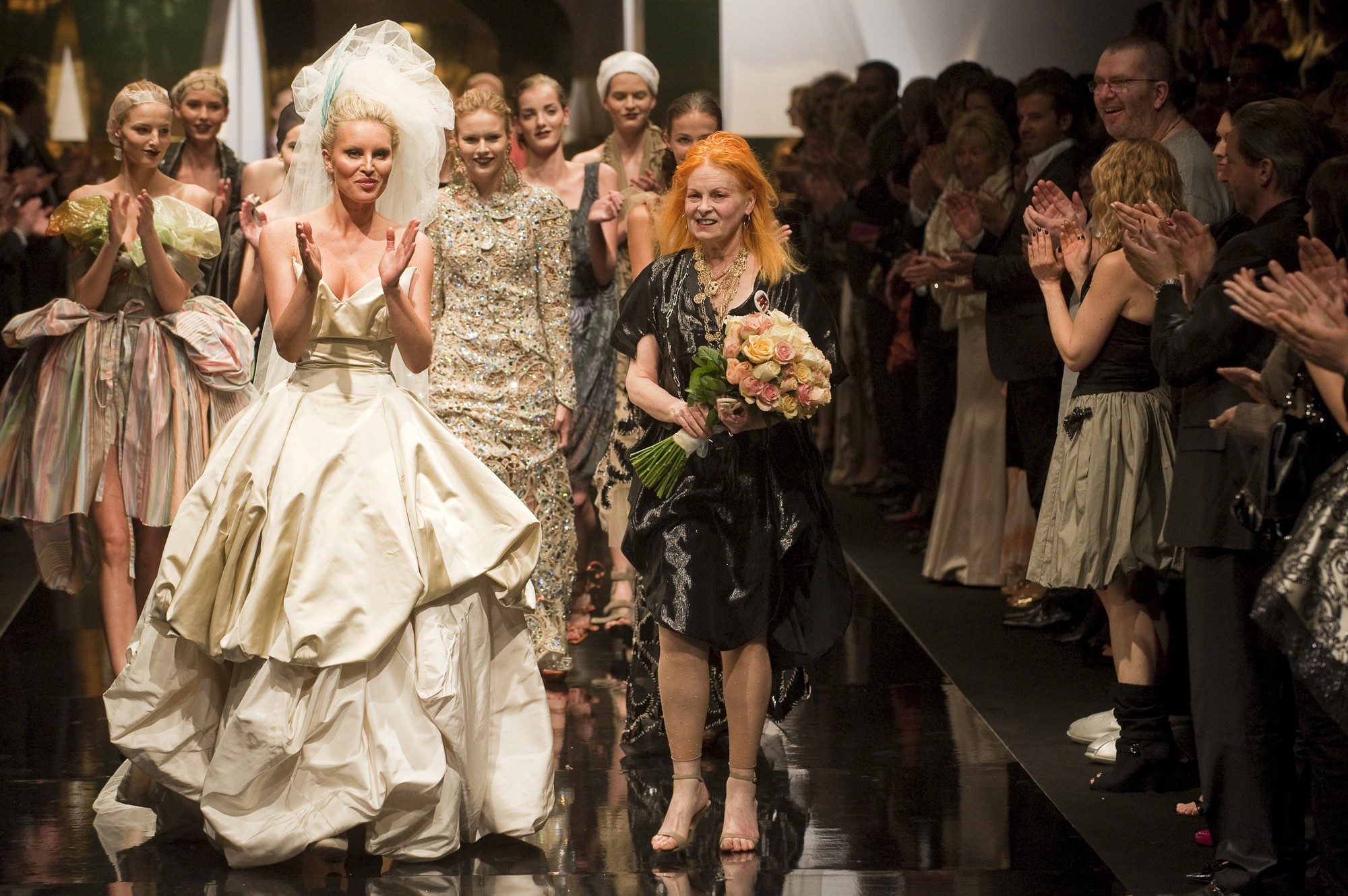 Vivienne Westwood predstavila svoje modely aj v Bratislave. Ikonické svadobné šaty si obliekla Simona Krainová.