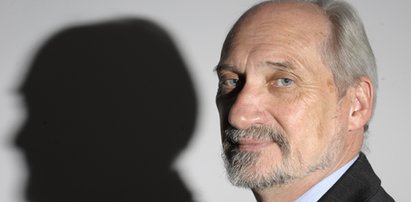 Macierewicz na konferencji z księdzem oskarżonym o pedofilię. I jeszcze się tym chwalił!