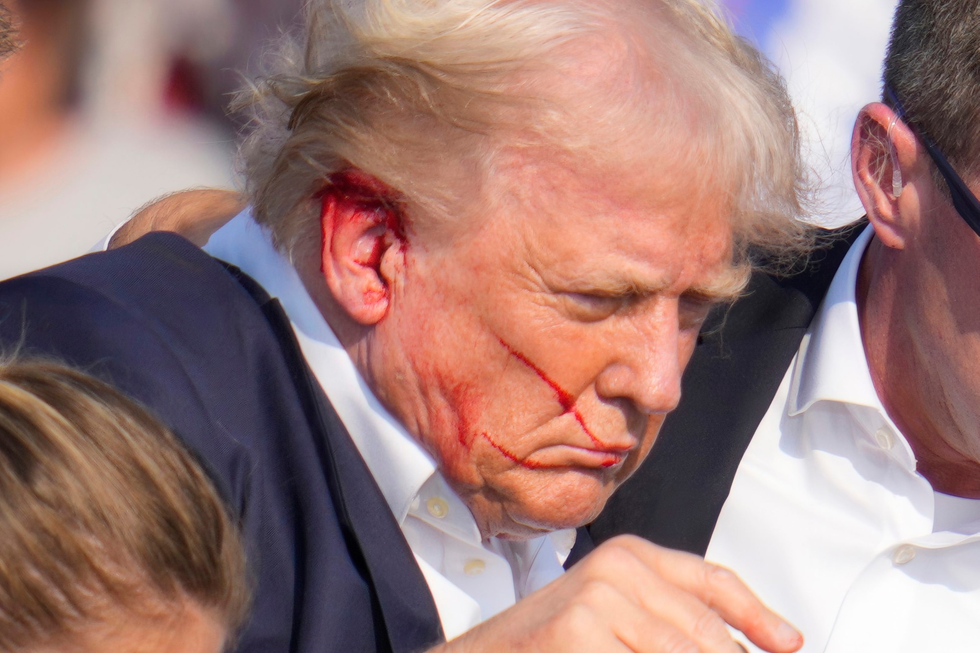 Na predvolebnom mítingu Donalda Trumpa sa strieľalo.