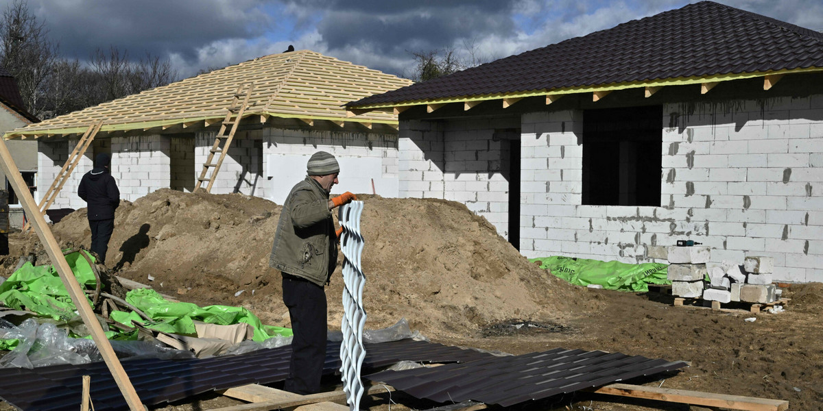 Odbudowa domów w Buczy pod Kijowem. 14 lutego 2023 r.