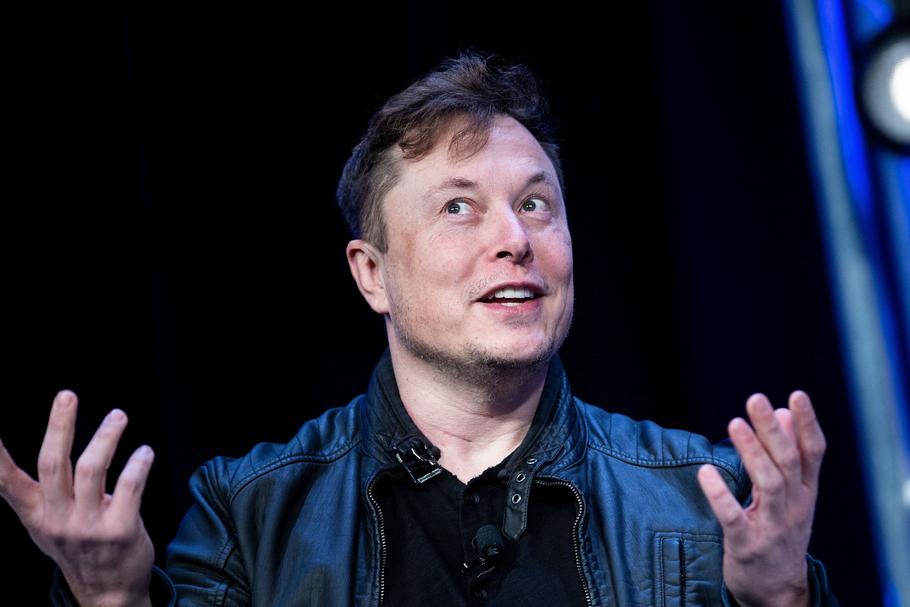 Elon Musk twierdzi, że jedyne czego wymaga od pracowników to „dowody wyjątkowej zdolności”. Musk wyjaśnia, że jeśli potencjalny pracownik posiada historię osiągnięć, to prawdopodobnie będzie podążał tą samą ścieżką w przyszłości, nawet jeśli nie ma dyplomu uczelni wyższej
