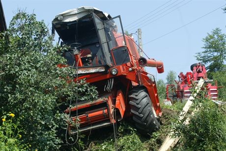20.07.2007 Wystepa kolo Kielce (swietokrzyskie) - kombajn zjezdzal ze stromego wzniesienia, nagle wyskloczyl bieg i kombajnista nie byl juz w stanie zatrzymac maszyny. Stoczyl sie z wysokiego nasypu i uderzyl w dom.Fot. Dariusz Gacek