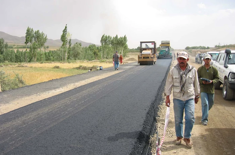 Budowa drogi w Afganistanie i proces nakładania asfaltu