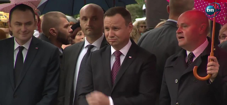 Najpierw prezydent strzela miny, a potem rusza na pomoc. Duda na występie przedszkolaków