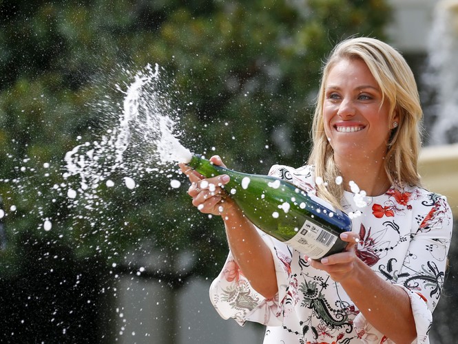 Angelique Kerber pozowała z trofeum