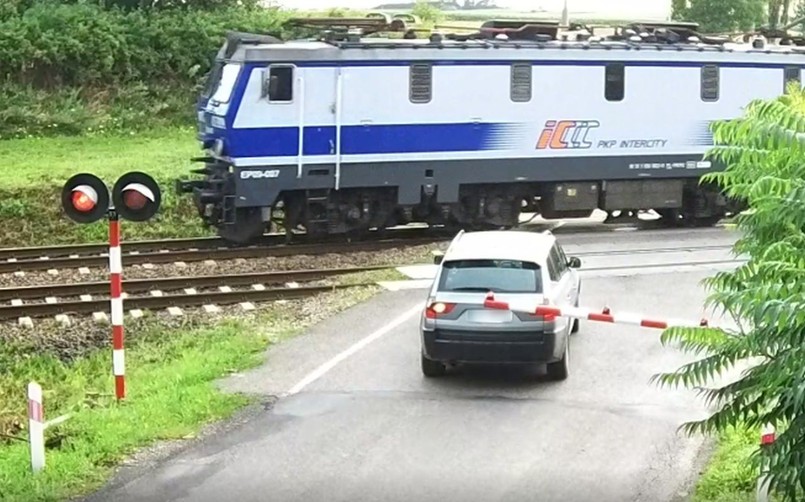 Kierowca wjechał na przejazd kolejowy mimo czerwonego światła i opadających zapór